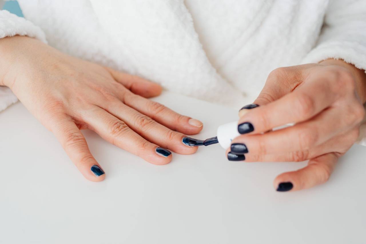Deep-toned glossy manicure